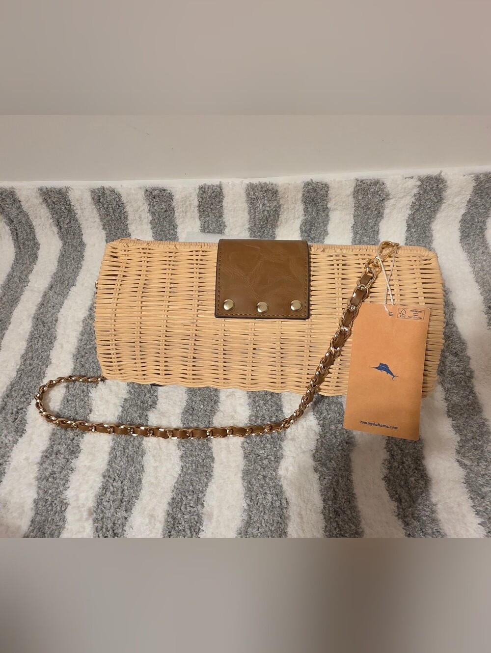 Tommy Bahama NWT Woven Wicker Shoulder Bag with Gold Chain Retail$99 - Picture 3 of 4